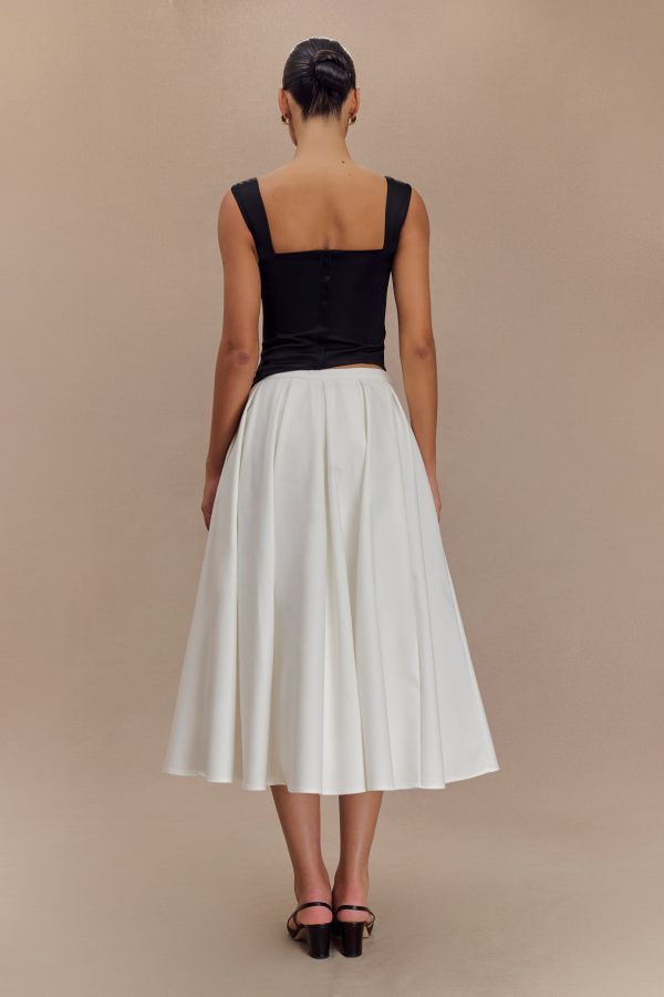 Bryony Satin Structured Sleeveless Top - Black For Sale - Image 2